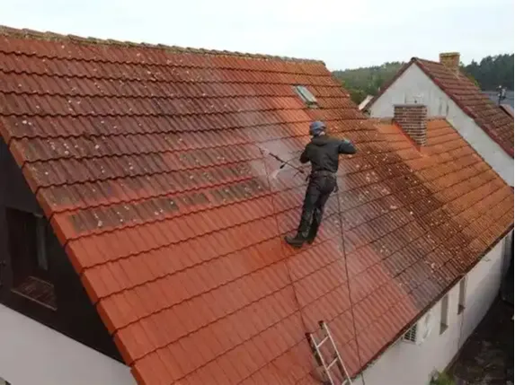 Tetőtisztítás munka közben Szegeden